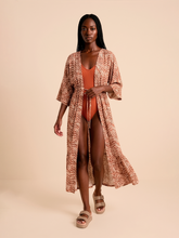 Cargar imagen en el visor de la galería, Model Front: Uv Line Shirtdress Long Shirtdress Tie Dye Pitanga Upf50+
