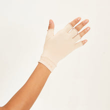 Cargar imagen en el visor de la galería, Model Back: Uv Line Glove Short Gloves Uni Beige Upf50+
