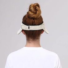 Cargar imagen en el visor de la galería, Model Back: Uv Line Visor Visor Bali Fem Sand Black Upf50+

