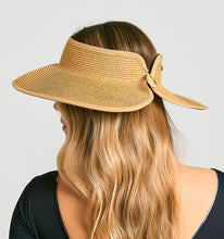 Cargar imagen en el visor de la galería, Model Back: Uv Line Visor Visor Siena Imp Fem Wheat Upf50+
