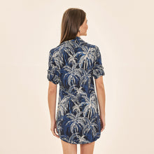 Cargar imagen en el visor de la galería, Model Back: Uv Line Shirtdress Shirtdress Coqueiros Marinho Upf50+

