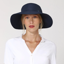 Cargar imagen en el visor de la galería, Model Front: Uv Line Floppy Hat Hat Lyon Nac L Fem Navy Blue Upf50+

