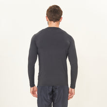 Cargar imagen en el visor de la galería, Model Back: Uv Line Rash Guard Longsleeve Uv X Pro Preto Upf50+
