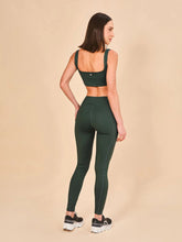 Cargar imagen en el visor de la galería, Model Back: Uv Line Fitness Bottom Legging Fit Aspen Green Cactus Upf50+

