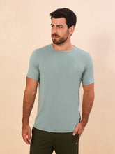 Cargar imagen en el visor de la galería, Model Front: Uv Line T-Shirt For Men T-Shirt New Fit Masc Verde Agua Upf50+
