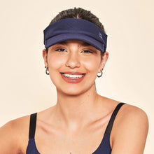 Cargar imagen en el visor de la galería, Model Front: Uv Line Visor Elastic Visor Navy Blue Upf50+
