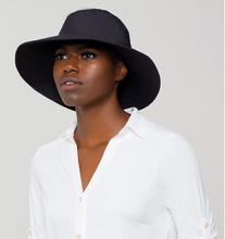 Cargar imagen en el visor de la galería, Model Front: Uv Line Bucket Hat Hat California Nac Fem Black Upf50+
