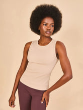 Cargar imagen en el visor de la galería, Gallery: Uv Line Fitness Top Regata Fem Ribbed Sand Upf50+
