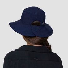 Cargar imagen en el visor de la galería, Model Back: Uv Line Bucket Hat Hat California Nac Fem Navy Blue Upf50+
