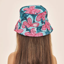 Cargar imagen en el visor de la galería, Model Back: Uv Line Bucket Hat Napoli Kids Hibiscus Upf50+
