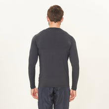 Cargar imagen en el visor de la galería, Model Back: Uv Line Rash Guard Longsleeve Uv X Pro Preto Upf50+
