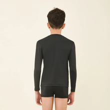 Cargar imagen en el visor de la galería, Model Back: Uv Line Rash Guard Longsleeve Uvpro Kids Black Upf50+
