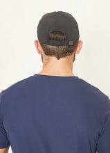 Cargar imagen en el visor de la galería, Model Back: Uv Line Caps Cap Uv Pro Masc Black Upf50+
