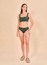 Cargar imagen en el visor de la galería, Model Front: Uv Line Set Set Fit Color Green Cactus Upf50+
