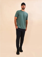 Cargar imagen en el visor de la galería, Model Front: Uv Line T-Shirt For Men T-Shirt New Fit Textura Masc Verde Jade Upf50+
