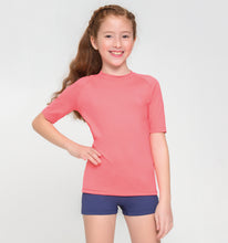 Cargar imagen en el visor de la galería, Model Front: Uv Line Rash Guard Kids Fpu50+ Uvpro Short Sleeve T-Shirt Coral Uv
