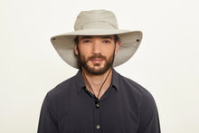 Cargar imagen en el visor de la galería, Model Front: Uv Line Floppy Hat Safari Areia Upf50+
