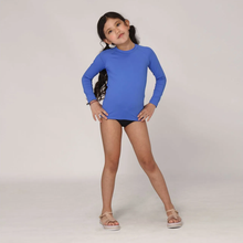 Cargar imagen en el visor de la galería, Model Front: Uv Line Rash Guard Longsleeve Uvpro Kids Bic Blue Upf50+
