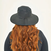 Cargar imagen en el visor de la galería, Model Back: Uv Line Floppy Hat Hat Lyon Nac L Fem Black Upf50+
