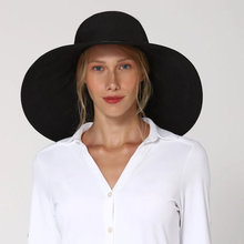 Cargar imagen en el visor de la galería, Model Front: Uv Line Floppy Hat Beverly Hills Preto Upf50+
