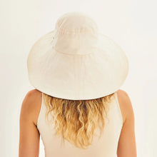 Cargar imagen en el visor de la galería, Model Back: Uv Line Floppy Hat Beverly Hills Areia Upf50+
