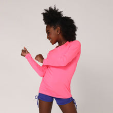 Cargar imagen en el visor de la galería, Model Back: Uv Line Rash Guard Camiseta Uvlight Pink Fluor Spf50+
