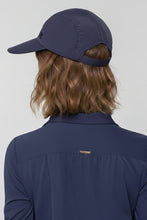Cargar imagen en el visor de la galería, Model Back: Uv Line Caps Visor Capri Colors Nac Fem Navy Blue Upf50+
