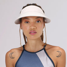 Cargar imagen en el visor de la galería, Model Front: Uv Line Visor Visor Leblon Sand Upf50+
