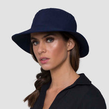 Cargar imagen en el visor de la galería, Model Front: Uv Line Bucket Hat Hat California Nac Fem Navy Blue Upf50+
