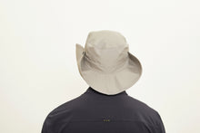 Cargar imagen en el visor de la galería, Model Back: Uv Line Floppy Hat Hat Safari L Masc Sand Upf50+
