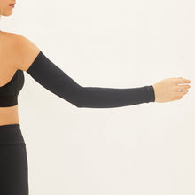 Cargar imagen en el visor de la galería, Model Back: Uv Line Glove Long Sleeve Uni Black Upf50+

