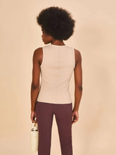 Cargar imagen en el visor de la galería, Model Back: Uv Line Fitness Top Regata Fem Ribbed Sand Upf50+
