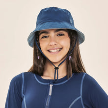 Cargar imagen en el visor de la galería, Model Front: Uv Line Bucket Hat Basic Kids Maringo Azul Ceu Upf50+
