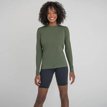 Cargar imagen en el visor de la galería, Model Front: Uv Line Rash Guard Longsleeve Uvpro Fem Verde Militar Upf50+
