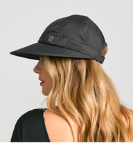 Cargar imagen en el visor de la galería, Model Back: Uv Line Caps Visor Nice Fem Black Upf50+

