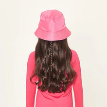 Cargar imagen en el visor de la galería, Model Back: Uv Line Bucket Hat Basic Kids Pink Rosa Upf50+
