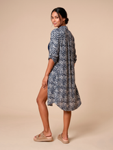 Cargar imagen en el visor de la galería, Model Back: Uv Line Shirtdress Midi Chemise Tie Dye Blue Upf50+
