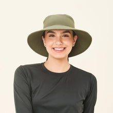 Cargar imagen en el visor de la galería, Model Front: Uv Line Bucket Hat Hat California Nac Fem Green Militar Upf50+

