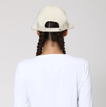 Cargar imagen en el visor de la galería, Model Back: Uv Line Caps Visor Nice Fem Sand Upf50+
