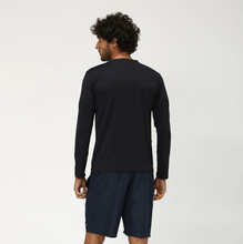 Cargar imagen en el visor de la galería, Model Back: Uv Line Rash Guard Longsleeve Uvpro Preto
