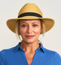 Cargar imagen en el visor de la galería, Model Front: Uv Line Panama Hat Hat Shanghai Imp Uni Sand Black Upf50+
