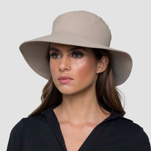 Cargar imagen en el visor de la galería, Model Front: Uv Line Bucket Hat Hat California Nac Fem Sand Upf50+
