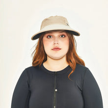Cargar imagen en el visor de la galería, Model Front: Uv Line Caps Visor Capri Colors Nac Fem Sand Black Upf50+
