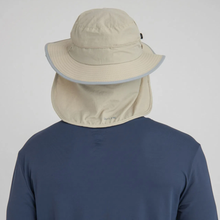 Cargar imagen en el visor de la galería, Model Back: Uv Line Flap Hat Chapeu Kansas Nac Areia/Cinza
