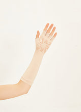 Cargar imagen en el visor de la galería, Model Back: Uv Line Glove Long Gloves Uni Beige Upf50+
