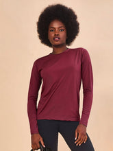 Cargar imagen en el visor de la galería, Model Front: Uv Line Rash Guard Longsleeve Uvpro Vermelho Quimado Upf50+

