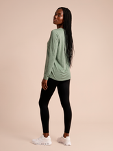 Cargar imagen en el visor de la galería, Model Back: Uv Line Rash Guard Longsleeve Fem New Fit Mix Grey Upf50+
