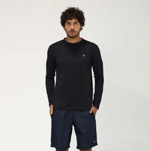 Cargar imagen en el visor de la galería, Model Front: Uv Line Rash Guard Longsleeve Uvpro Preto
