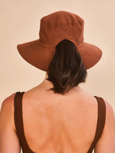 Cargar imagen en el visor de la galería, Model Back: Uv Line Bucket Hat Hat California Fem Cognac Upf50+

