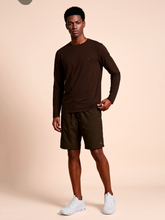 Cargar imagen en el visor de la galería, Model Front: Uv Line Rash Guard Longsleeve New Fit Textura Masc Brown Upf50+
